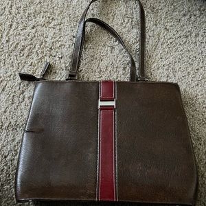 Brown purse wit scarlet accent. Like new 13” X 10”. Inside zipper and nice size.